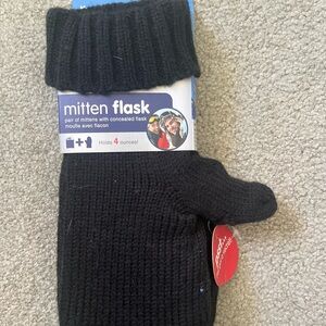 DCI NWT Pair Of Mittens  4 Oz. Flask Black One Size NWT Retails $16.99